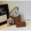Bolso de hombro casual estilo retro transfronterizo para mujer, nuevo diseño de moda, único y elegante, gran capacidad, adecuado para ir al trabajo y se puede llevar cruzado.