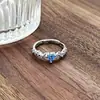 Anillo Abierto Azul Marino de Zirconia Dulce y Lujoso Super Brillante Estilo Ins Nicho de Gama Alta Apilable Anillo Tesoro Multicolor para Mujeres