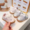 Zapatillas de Entrenamiento Alemanas con Encaje para Bebé Estilo Nuevo Primavera/Otoño 2026 Versátiles para Niñas Pequeñas Zapatos Forrest Gump Zapatos Casuales de Tabla Zapatos Deportivos para Niños Pequeños