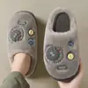 Chinelos de Algodão para Casa para Mulheres, Novo Desenho Animado de Durian de Inverno, Pantufas Peludas Quentes Antiderrapantes para Interior para Homens no Inverno