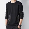 Camiseta masculina de manga comprida, adequada para primavera e outono, corte solto, gola redonda, camada interna fina, base elástica, versátil e moderna