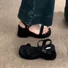 Sandalias negras de plataforma gruesa para aumentar la altura, para mujeres menudas, moda de verano, sencillas, de una tira, tacón de cuña alto, estilo romano
