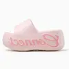 Zapatillas Antideslizantes de Verano con Suela Gruesa Suave de Eva, Estilo Europeo y Americano, Diseño Simple de Letras, para Uso en Casa y al Aire Libre para Mujeres, con una Sensación Cómoda