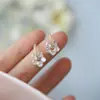 Pendientes de Flor de Lujo Accesible de Gama Alta 2025 Nuevos Populares Nicho Coreanos Elegantes Populares Pendientes de Circonita Sintética para Mujer