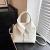 Bolsa de Mão Pequena Estilosa de Nicho Transfronteiriça para Mulheres Nova Moda Verão 2025 Bolsa de Mão de Alto Padrão Versátil Bolsa Transversal