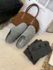 Pantuflas de exterior para mujer estilo media pantufla modelo 2025 invierno temática de bosque de lana con punta cerrada suela gruesa forro de felpa estilo Birkenstock de algodón