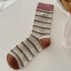 Meias listradas color-blocking femininas de cano médio ex etiqueta de tecido outono e inverno novos produtos meias slouch de algodão puro retrô combinando com sapatos pequenos de couro modernos
