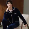 Pijama de Flanela para Homens 2026 Novo Estilo Outono e Inverno, Forrado com Fleece, Espessado, Quente, Simples e Estiloso, com Gola Lapela, Roupa de Casa