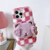 Adecuado para Funda de Teléfono Móvil Iphone17Promax, Funda Protectora de Muñeca Tridimensional a Cuadros de Felpa para Otoño e Invierno