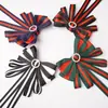 Estilo transfronterizo más vendido broche de corsage con lazo de pedrería a rayas decoración para camisa corbata cuello accesorios de flor