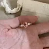 Novo Anel de Diamante Rosa Ovo de Pombo Brilhante para Mulheres Vintage Temperamento Luxo Leve Nicho High-End Anel Aberto Ajustável