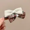Venta al por mayor de pasadores para el cabello dulces y lindos, incluyendo pasadores para la parte trasera de la cabeza, nuevos pasadores de pico de pato grandes 2026 y exquisitos accesorios para el cabello para crear recogidos elegantes