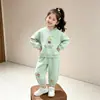 Conjunto de Moletom Dopamina e Calça para Meninas Coleção Primavera/Outono 2026 Estampa de Desenho Animado Blusa de Gola Redonda Conjunto de Calça Jogger