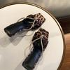 Sandalias de Moda Satinadas Estilo Francés para Mujer, Nuevo Estilo Verano 2026, Tacones Altos Sexys con Estampado de Leopardo, Chanclas de Exterior