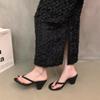 Chinelos Emagrecedores Versáteis Largos Estilo Universitário Sandálias de Verão Sapatos da Moda Femininos para Uso Externo Saltos Altos para Mulheres com Pés Largos Estilo Francês