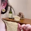 Aretes de Aleación de Cobre con un Toque de Moda y Alta Gama, Diseño de Flor de Cubo de Azúcar, Lujo Ligero, Sencillos y Versátiles, Nuevo Modelo 2026