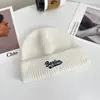 Gorro de Lã com Aplique de Letra de Inverno para Mulheres, Chapéu de Tricô Versátil e Quente para Outono e Inverno Estilo Japonês, Gorro para Afinar o Rosto e Proteger as Orelhas para Homens