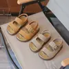 Sandalias Infantiles para Niños 2026 Verano Nuevo Estilo Niños Medianos y Grandes Zapatos de Playa para Niños Zapatos Transpirables Antideslizantes para Niñas Zapatos de Exterior para Niños
