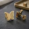 Pendientes de Acero de Titanio con Mariposa Dorada, Textura Mate, Personalidad de Moda de Nicho para Mujer, Versátiles y Elegantes, con un Sentido de Lujo y Sofisticación