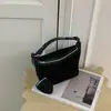 La popular bolsa versátil de diseño de nicho transfronterizo de este año, bolsa de mano para llevar en la axila, bolsa versátil estilo coreano para hombro y cruzada tipo dumpling