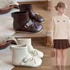 Botas Curtas de Menina Estilo Chanel Elegante com Biqueira Dividida Falsa Botas Martin Outono/Inverno 2026 Lançamento Novo Acolchoado com Veludo Quente Laço Botas Curtas de Princesa