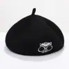 Boina de Lana para Mujer de Otoño e Invierno Bordado de Dibujos Animados Dulce y Linda Gorra de Pintor Gorro de Calabaza Literario Venta al por Mayor