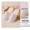Pantuflas desechables de hotel hechas de tela no tejida para uso doméstico, hostelería, casas de huéspedes, habitaciones de hotel, viajes, engrosadas, tamaño grande, antideslizantes, venta al por mayor
