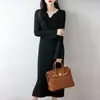 Vestido de punto de lana pura para mujer, nuevo otoño e invierno, cuello en V, manga acampanada, ajustado, bodycon, vestido suéter de longitud media