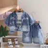 Conjunto de Verano para Niños 2026 Estilo Nuevo Ropa Casual Infantil, Elegante Conjunto de Tres Piezas con Estampado de Letras en Mezclilla de Manga Corta para Niños
