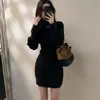 Vestido de manga plissada estilo coreano com gola semi-alta, design outonal para mulheres, peça íntima, cintura fina, justo nos quadris, saia curta
