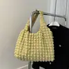 A Bolsa de Axila da Moda deste Ano Apresenta Plissados de Nuvem Estilosos e Design Bolha para Mulheres, uma Bolsa Tote de Lona Simples e Casual para o Outono