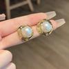 Aguja de plata S925 Corea del Sur perla barroca irregular simple combinable moda brillante aretes de botón de alta gama para mujer