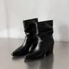 Botas de tornozelo plissadas estilosas estilo britânico de 6 cm, nova coleção outono/inverno 2026, bico fino, salto grosso, botas de moda de salto alto sem cadarço