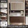 Conjunto de gabinete de baño estilo mediados de siglo de madera de nogal y aluminio de panal, incluyendo un lavabo de cerámica y tocador para el baño