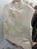 2026 Verano Nuevo Estilo Nuevo Estilo Chino Bordado Hueco Solapa Diagonal Botón de Rana Sin Mangas Camisa para Mujer Fresca y Elegante Top de Temperamento