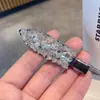 Grampo de Cabelo de Couro com Bolinhas e Coração Prateado Estilo Doce e Cool Clipe para Franja Clipe para Bordas de Cabelo Quebrado Grampo de Cabelo de Alta Qualidade para Celebridades da Internet Acessórios de Cabelo