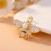 Colgante transfronterizo personalizado de abeja e insectos coloridos, accesorios de joyería DIY, versátiles y únicos, accesorios de cobre de nicho incrustados con circonita