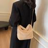 Bolso Cubo Pequeño de Felpa Otoño e Invierno para Mujer 2025 Nuevo Estilo Coreano Diseño de Nicho Bolso Cruzado Versátil Bolso de Mano para Viaje