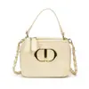 Bolso de cadena mini de moda al estilo Chanel, con costuras elegantes y un diseño cuadrado pequeño, perfecto como accesorio chic tanto para madres como para niños.
