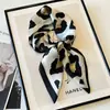 Bufanda Pequeña de Seda de Buen Aspecto Estilo Coreano Versátil a la Moda Primavera y Otoño Bufanda Cuadrada Decorativa para Atar al Cabello o al Bolso Bufanda Fina