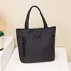 Nova Bolsa Feminina Seersucker Listrada Grande Capacidade Bolsa de Mãe Bolsa de Mão para Compras Bolsa Tote Estilo Coreano Leve Grande Capacidade