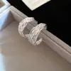 Pendientes Metálicos de Textura Cruzada Plegados Aguja Plateada Pendientes Retro Europeos y Americanos de Lujo Ligero Gama Alta Pendientes de Moda Elegantes para Mujeres
