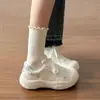 Los zapatos súper populares de 2026 son las zapatillas de pan de nicho para mujer, modelos finos de verano con suelas gruesas y zapatos blancos que aumentan la altura.