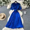 Vestido corto de manga corta hueco estilo vintage francés para mujer, versión coreana de verano, entallado en la cintura, adelgazante, vestido largo plisado de alta gama para ir al trabajo