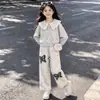 Nuevo Conjunto de Dos Piezas para Niños Mayores: Sudadera con Estampado de Muñeca Chic y Hermosa para Primavera y Otoño y Pantalones Casuales Retro para Niñas