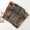 Bufanda de 32s Gruesa con Tacto de Lino Algodón Similar al Satén Bufanda de Seda Comercio Exterior Estampado en Caliente Estampado de Leopardo Salvaje Estilo Europeo Americano Chal Estampado Venta al por Mayor