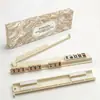 A nova régua empurradora de mahjong transfronteiriça da Amazon, um organizador de cartas e régua de cor sólida dois em um, vem em várias cores e apresenta um design atraente, embalado em uma caixa colorida.