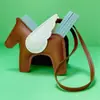 Venda Direta de Fábrica de Pingentes de Bolsa Pônei do Ano do Cavalo, Pingentes Pequenos de Cavalo Voador em Couro PU, Chaveiros de Pônei Desenho Animado Atacado