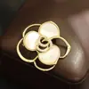 Broche clásico, elegante, de alta gama, calado, con incrustaciones de piedra, de pétalo de nácar natural, accesorio de alfiler de oro suave y simple