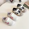 Tênis esportivo para meninas, sapatos de primavera para bebês, tênis com biqueira de concha, sapatos brancos para crianças pequenas, sapatos infantis de sola macia para idades 1-3-6